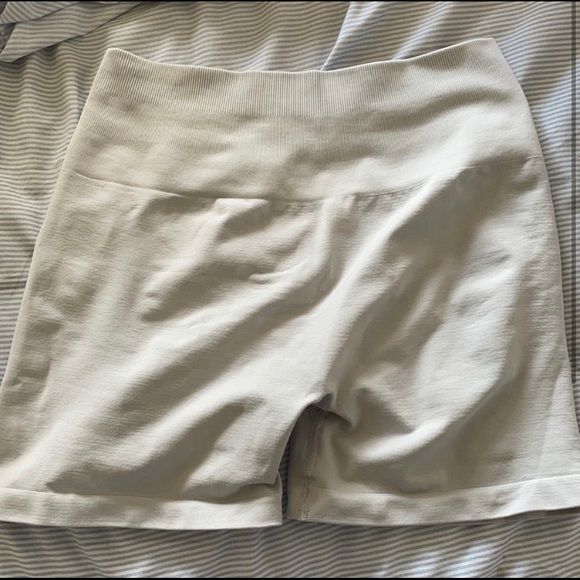 (Found trade) ISO TRADE Alphalete Amplify Silver Sky Shorts - Picture 2 of 2